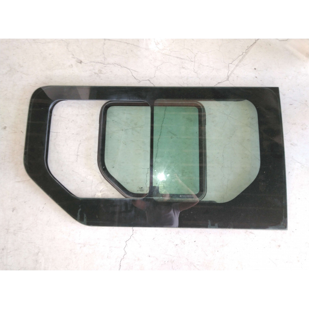 vitre centrale Trafic II 1.9L DCI latéral gauche Ref : 