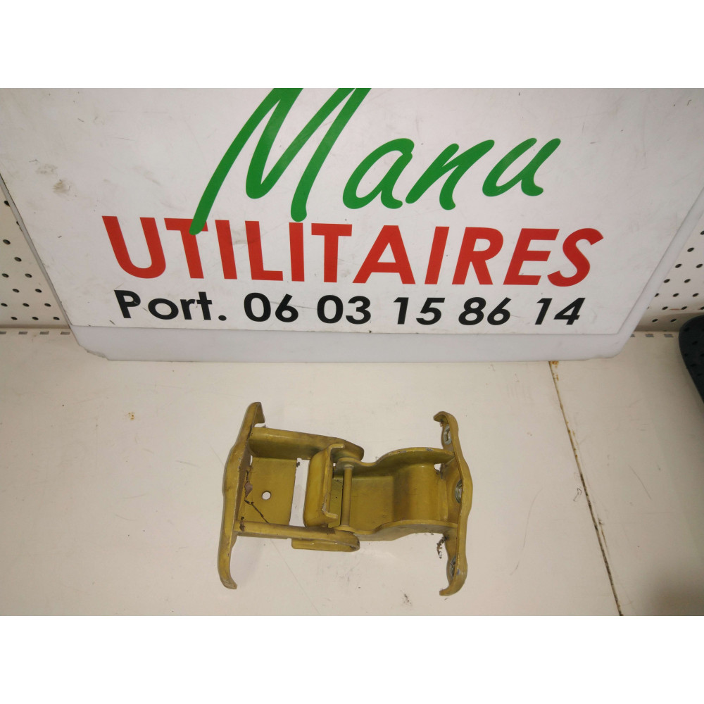 charnière de porte Trafic II 1.9L DCI inférieure arrière droit Ref : 66379
