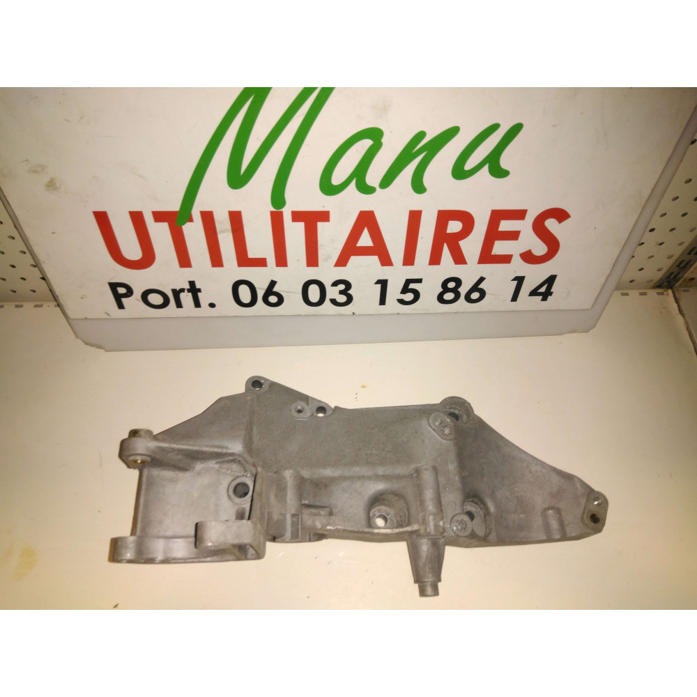 support moteur pompe de DA Trafic II Vivaro  Ref : 8200183234