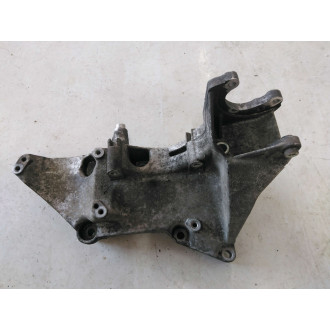 support moteur pompe de DA trafic II Vivaro  Ref : 8200183234