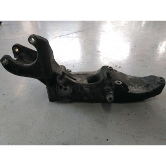 support moteur pompe de DA trafic II Vivaro  Ref : 8200183234