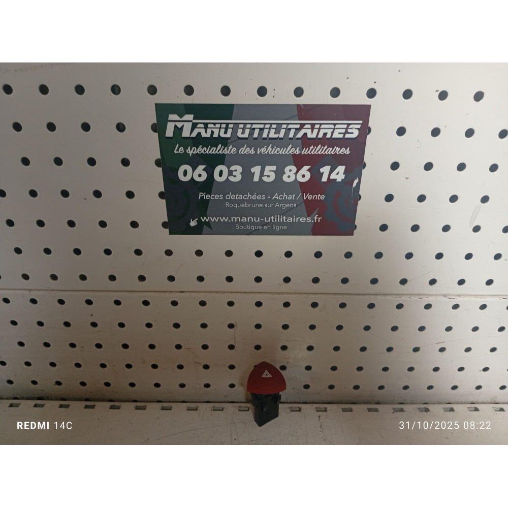 bouton warning Renault trafic 2  Ref : 